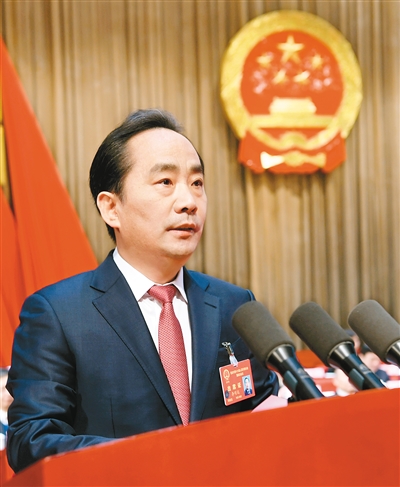 代市长李明远作政府工作报告.